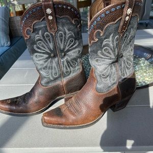 Beautiful Ariat cowboy Boots
